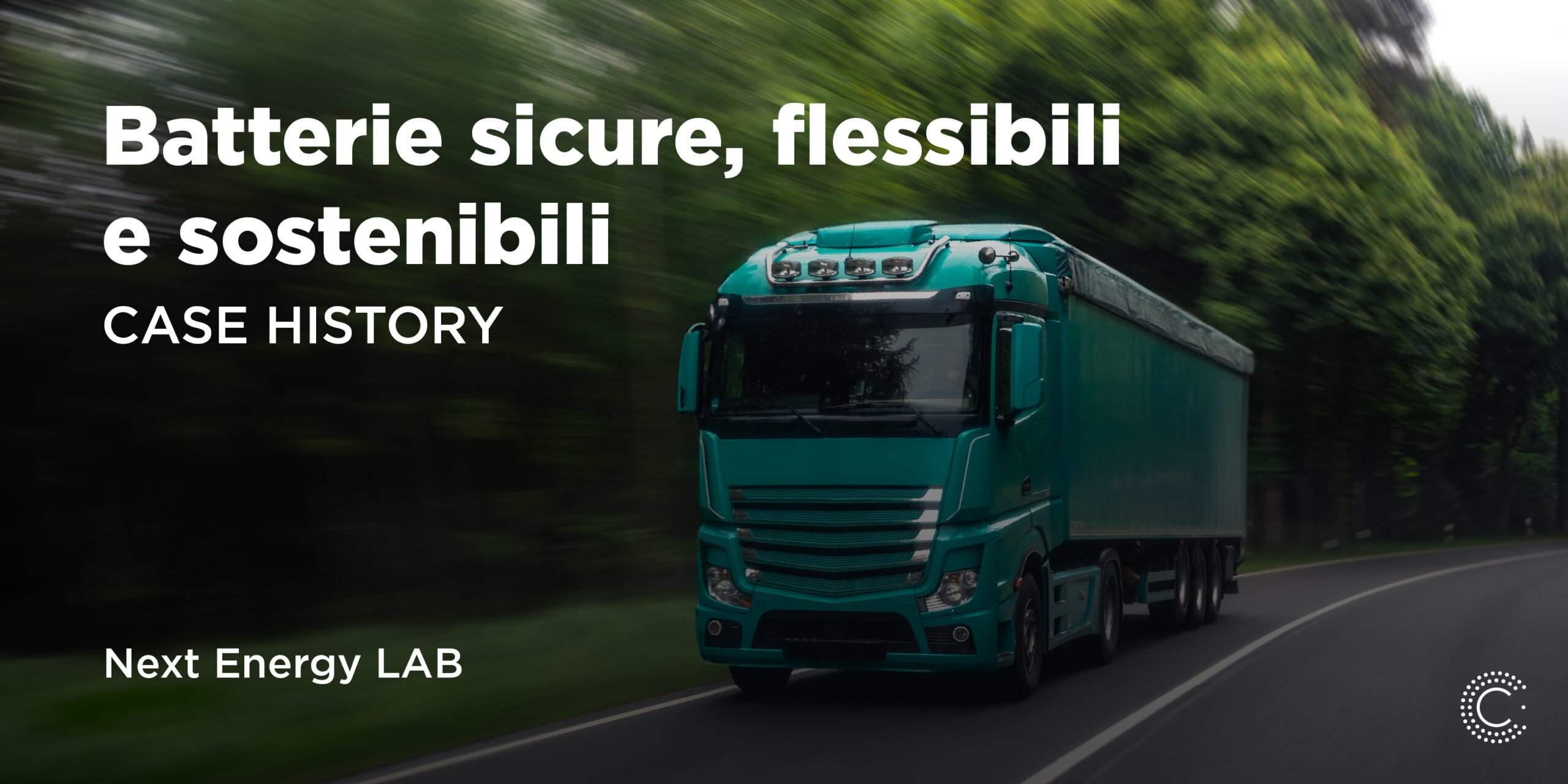 Un camion che percorre una strada fuori città