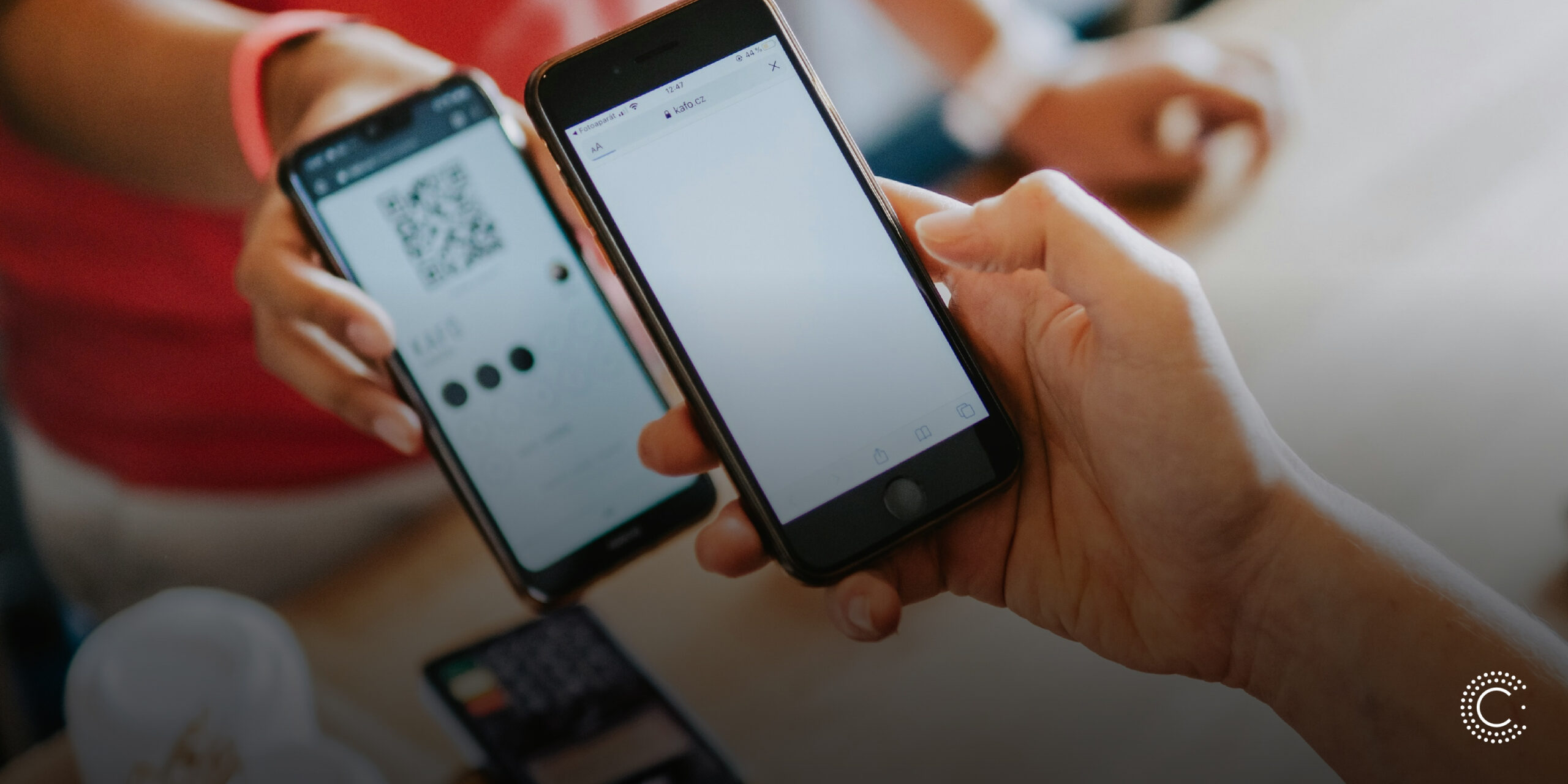 Due telefoni usati per il pagamento in un negozio