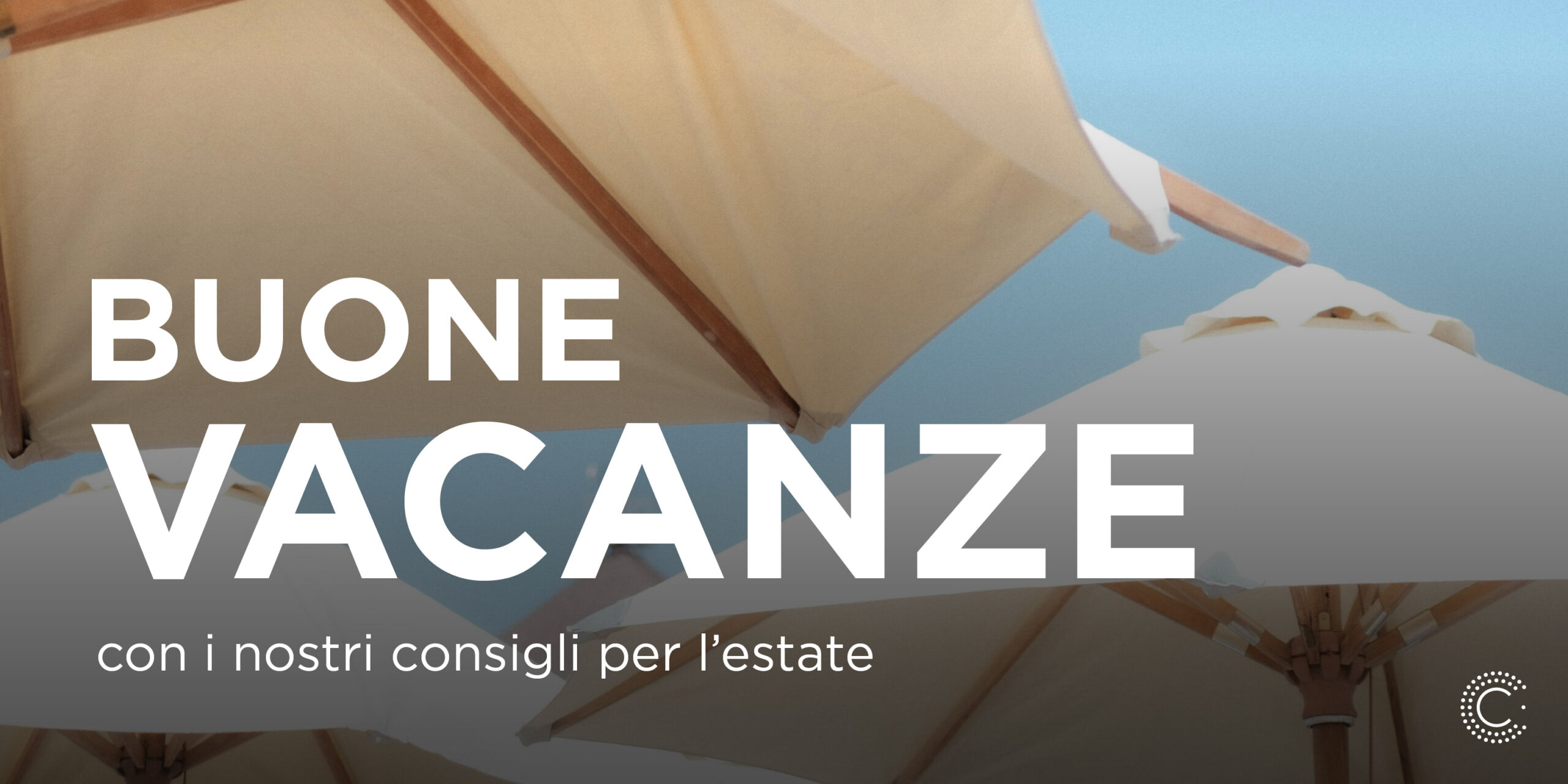 Estate_26_MAG Immagine di ombrelloni da spiaggia con scritta "buone vacanze"
